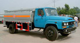 東風(fēng)140尖頭油罐車(chē)圖片